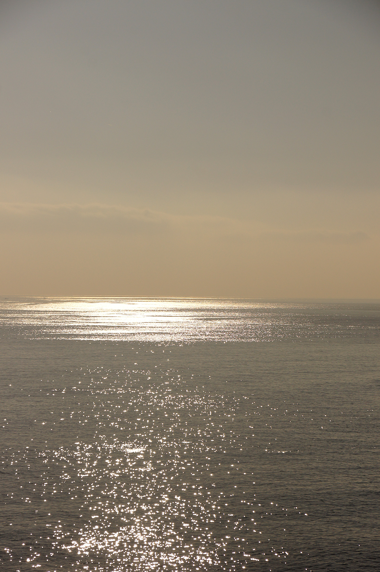 キラキラ光る海のフリー写真素材