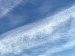 青空とまだらな雲のフリー写真素材