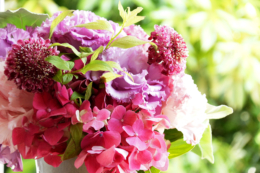 紫陽花やトルコキキョウなどのブーケのフリー写真素材