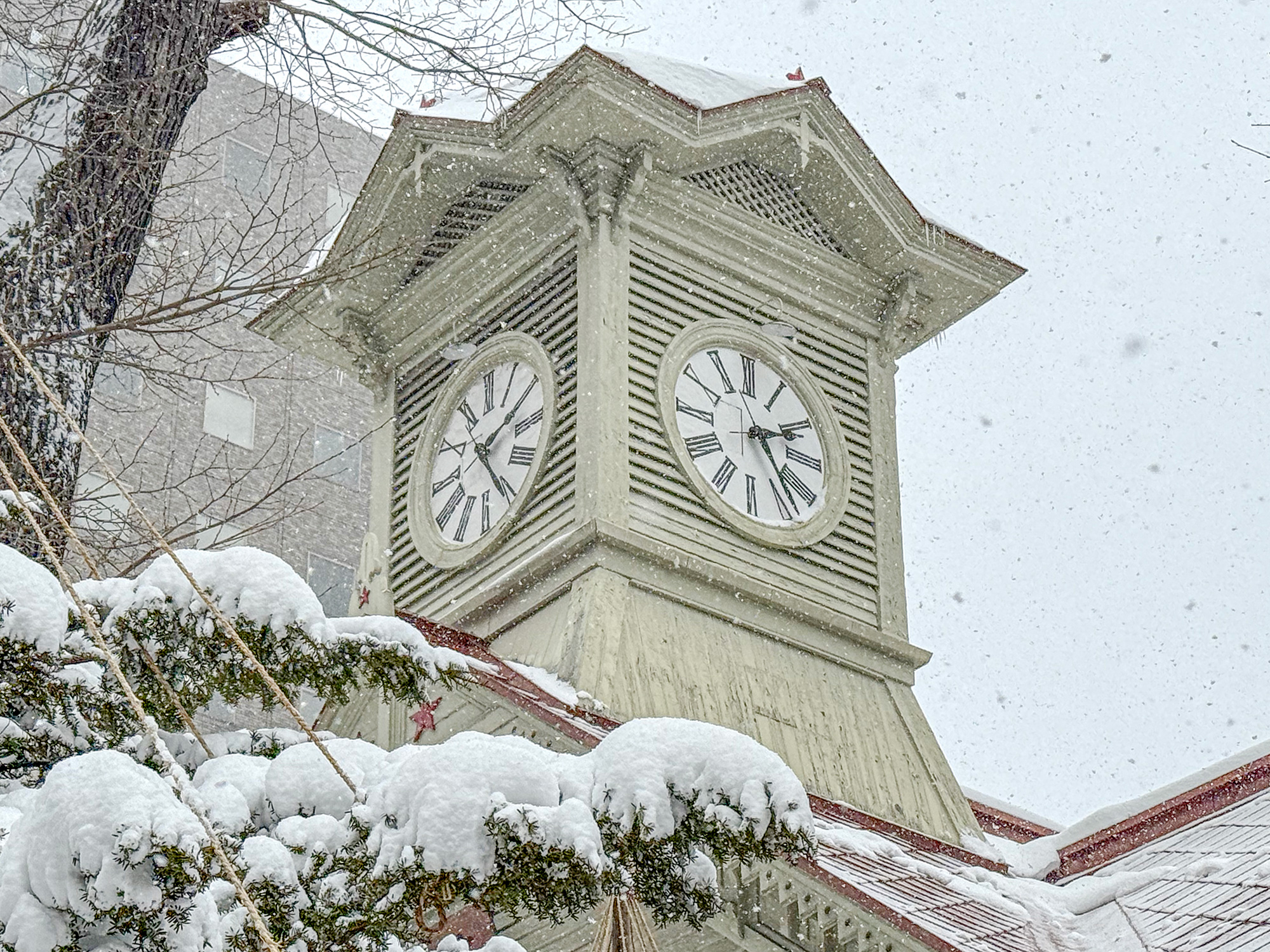 雪が降る日のさっぽろ時計台のフリー写真素材