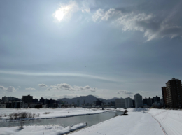 雪が積もった豊平川の無料写真素材