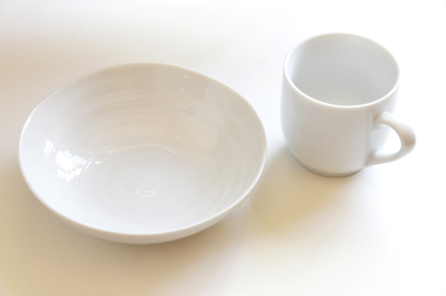 白い皿とマグカップの写真のフリー素材