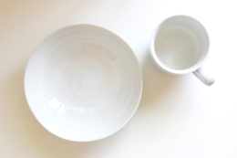 マグカップと皿のフリー写真素材